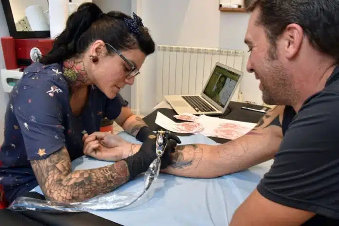 Transformer vos blessures en art les pansements en forme de tatouage